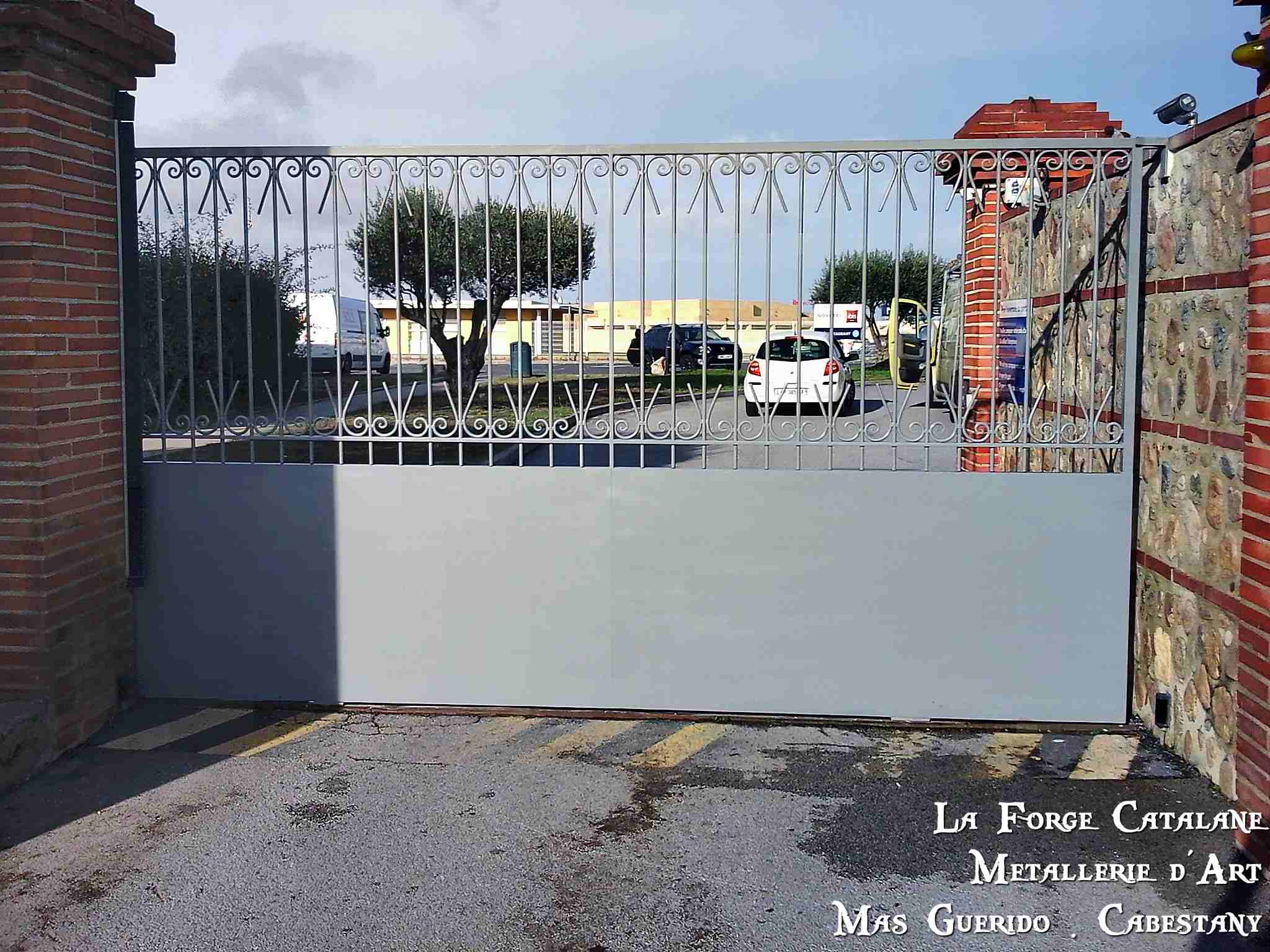 portail coulissant soubassement tole pleine novotel perpignan nord forge catalane.jpg